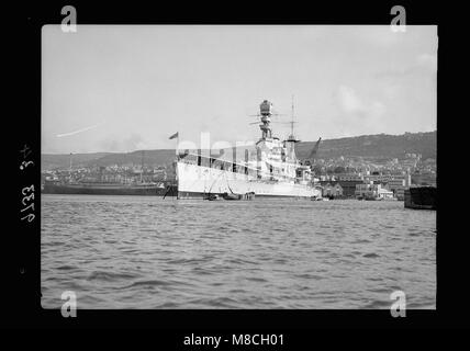 Haifa, aufgrund von terroristischen Handlungen und Maßnahmen der Regierung. H.M.S. Repulse mit Haifa im Hintergrund LOC 18610 matpc. Stockfoto