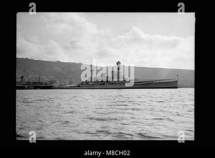 Haifa, aufgrund von terroristischen Handlungen und Maßnahmen der Regierung. H.M.S. Repulse mit Haifa im Hintergrund LOC 18611 matpc. Stockfoto