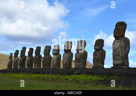 Moais in der zeremoniellen Plattform (Ahu Tongariki) am Strand, Rapa Nui (Osterinsel) Stockfoto