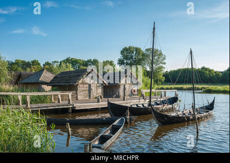 Wallmuseum, slawischen Dorf mit einem Wikingerschiff, slawischen Kaufmann - Schiff und unterstand, Oldenburg in Holstein, Ostsee, Schleswig-Holstein, Deutschland, Europa Stockfoto