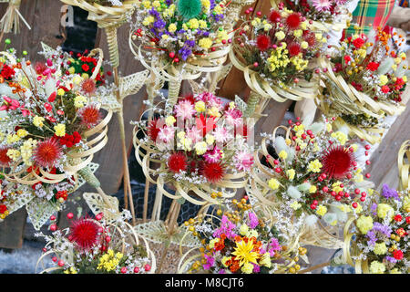 Blumensträuße von getrockneten Blumen sind an der traditionellen Spring Messe verkauft Stockfoto