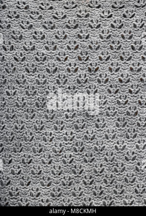 Die handgemachte Pullover ist mit dicken grauen Naht threads gebunden. Die massenproduktion Muster ähnelt kleinen Blumen Stockfoto