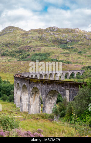 Glenfinnan Viaduct, ein Eisenbahnviadukt auf der West Highland Line in Glenfinnan, Inverness-shire, Schottland. Stockfoto