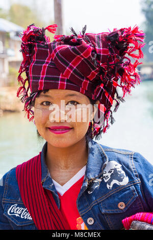 Junge Pa O Dame im Dorf Indein trägt Manchester United Shirt und Denim Jacke, Shan State, Inle Lake, Myanmar (Burma), Asien im Februar Stockfoto