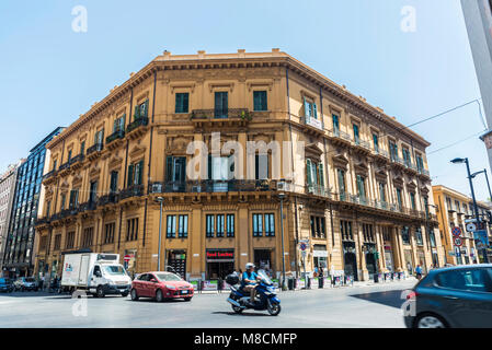 Palermo, Italien - 10 August 2017: Straße mit Verkehr und die Leute um im Zentrum von Palermo auf Sizilien, Italien Stockfoto