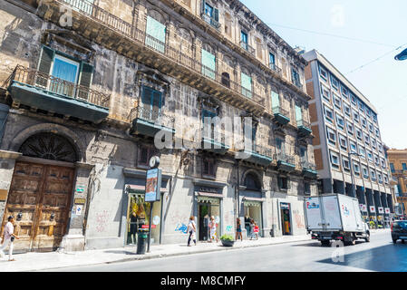 Palermo, Italien - 10 August 2017: Straße mit Verkehr und die Leute um im Zentrum von Palermo auf Sizilien, Italien Stockfoto