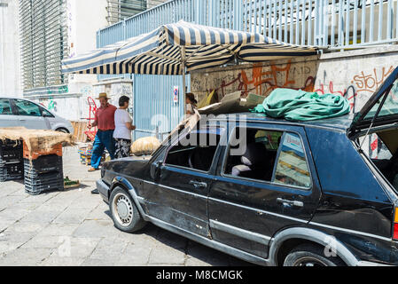 Palermo, Italien - 10 August 2017: Flohmarkt auf einer Straße mit Menschen um in der Altstadt von Palermo auf Sizilien, Italien Stockfoto