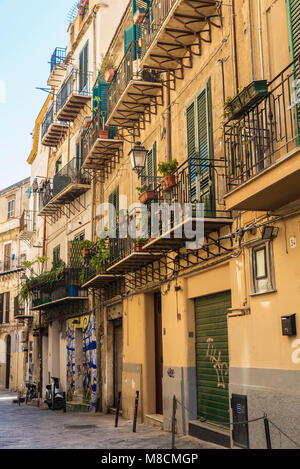 Palermo, Italien - 10 August 2017: Straße der Altstadt im Zentrum von Palermo auf Sizilien, Italien Stockfoto