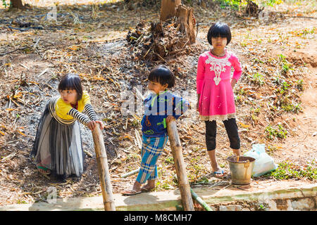 Drei junge burmesische Kinder am Inle Lake, in der Nähe von Indein Village, Shan State, Myanmar (Burma), Asien im Februar Stockfoto