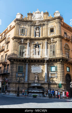 Palermo, Italien - 10 August 2017: Quattro Canti, bekannt als Piazza Vigliena, ist ein Platz in der Altstadt von Palermo mit Menschen zu Fuß in Sicil Stockfoto