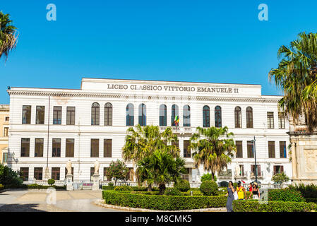 Palermo, Italien - 10 August 2017: Fassade des Liceo Classico Vittorio Emanuele II mit Menschen um im Zentrum von Palermo auf Sizilien, Italien Stockfoto