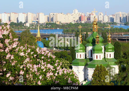 Frühling-Blick auf Vydubychi Kloster und "Dnipro" Fluss mit lila Blüte im Botanischen Garten in Kiew, Ukraine Stockfoto