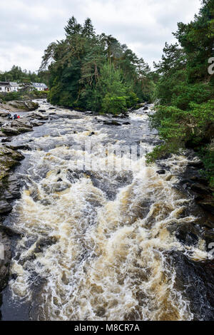 Fällt der Dochart auf dem Fluss Dochart bei Killin in Perthshire, Schottland, Großbritannien Stockfoto