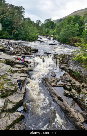 Fällt der Dochart auf dem Fluss Dochart bei Killin in Perthshire, Schottland, Großbritannien Stockfoto