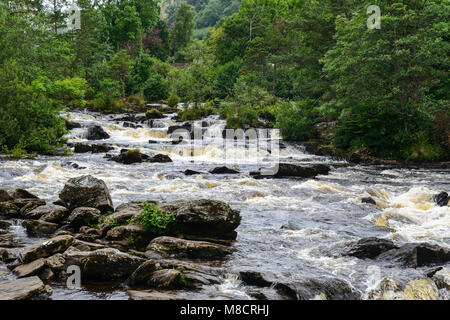 Fällt der Dochart auf dem Fluss Dochart bei Killin in Perthshire, Schottland, Großbritannien Stockfoto