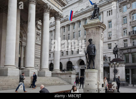 Die unter der Flagge der Russischen Föderation, eine Metapher für das russische Geld und Investitionen in der britischen Hauptstadt, hängt außerhalb des Büros der russischen Investmentgesellschaft VTB Capital, oben Cornhill in der City von London, das Finanzviertel der Hauptstadt, am 14. März 2018 in London, England. Stockfoto