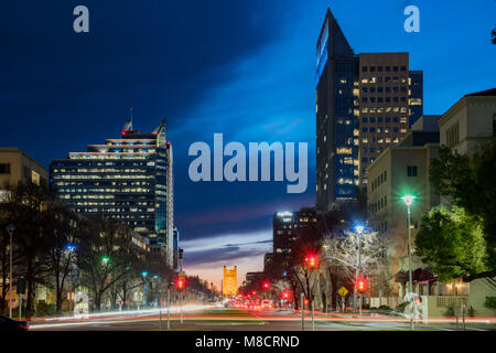 Sacramento, FEB 21: Nacht Blick auf das historische Zentrum von Sacramento mit der Tower Bridge am 21.Februar, 2018 in Sacramento, Kalifornien Stockfoto