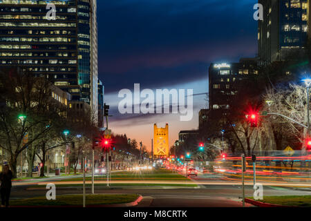 Sacramento, FEB 21: Nacht Blick auf das historische Zentrum von Sacramento mit der Tower Bridge am 21.Februar, 2018 in Sacramento, Kalifornien Stockfoto