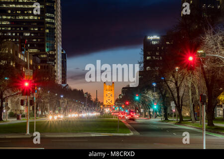 Sacramento, FEB 21: Nacht Blick auf das historische Zentrum von Sacramento mit der Tower Bridge am 21.Februar, 2018 in Sacramento, Kalifornien Stockfoto