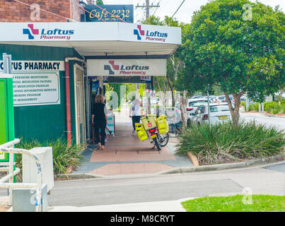 Suburban Loftus. Blick auf den lokalen Geschäften mit Mailman und Menschen zu Fuß. LOFTUS. NSW. Australien Stockfoto