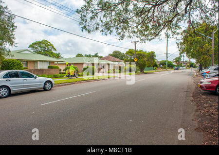 Suburban Loftus. Anzeigen der lokalen Straße mit Mailman auf Motorrad Zustellung von Mails. LOFTUS. NSW. Australien Stockfoto