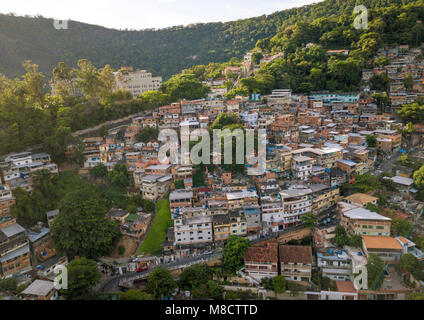 Luftaufnahme der Favela Cosme Velho in Rio de Janeiro, Brasilien Stockfoto