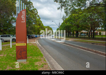 Suburban Loftus. Anzeigen der lokalen Straße mit Loftus unterzeichnen. LOFTUS. NSW. Australien Stockfoto