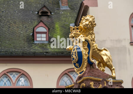Der nassauische Löwe mit dem Marktbrunnen in Wiesbaden, Hessen, Deutschland | Nassau Lion auf Marktbrunnen in Wiesbaden, Hessen, Deutschland Stockfoto