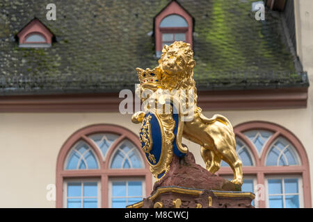 Der nassauische Löwe mit dem Marktbrunnen in Wiesbaden, Hessen, Deutschland | Nassau Lion auf Marktbrunnen in Wiesbaden, Hessen, Deutschland Stockfoto