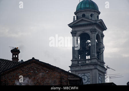 Kirchturm am frühen Morgen in Mailand, Italien. Stockfoto