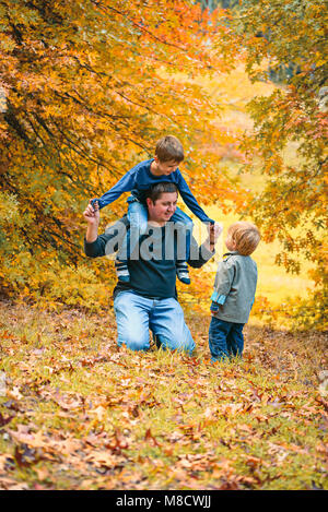 Vater Spaß mit Kindern im Herbst Park Stockfoto