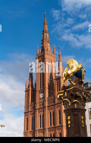 Der nassauische Löwe mit dem Marktbrunnen der Marktkirche in Wiesbaden, Hessen, Deutschland | Nassau Lion auf den Brunnen und den Protestantischen Stockfoto