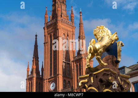 Der nassauische Löwe mit dem Marktbrunnen der Marktkirche in Wiesbaden, Hessen, Deutschland | Nassau Lion auf den Brunnen und den Protestantischen Stockfoto