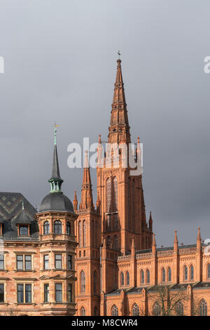 Neues Rathaus und evangelische Hauptkirche Marktkirche in Wiesbaden, Hessen, Deutschland | Neues Rathaus und die Evangelische Marktkirche, Wie Stockfoto