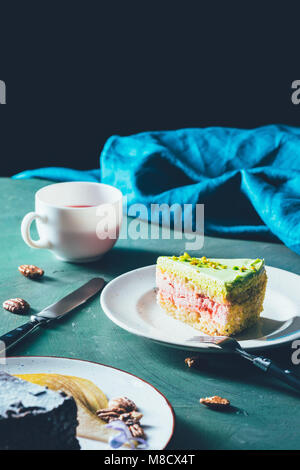 Nahaufnahme Blick auf Stück Kuchen auf dem Teller und Tasse Tee Stockfoto