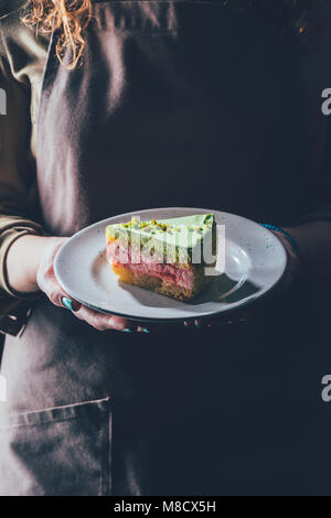 Nahaufnahme Blick auf Frau mit selbstgebackenem Kuchen auf der Platte in den Händen Stockfoto