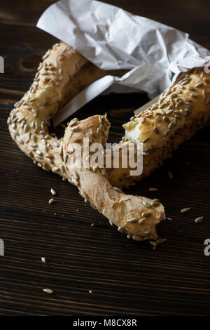 Bagels mit Sonnenblumenkernen auf hölzernen Tisch Stockfoto