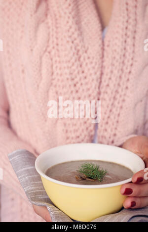 Frau Hände halten Schüssel Suppe Stockfoto