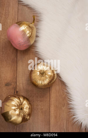 Gold und rosa gefärbte Kürbisse auf Holzboden Stockfoto