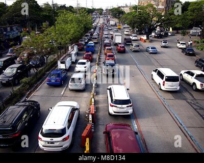 QUEZON CITY, Philippinen - 9. MÄRZ 2018: Fahrzeuge Pass entlang einer in der Regel stark befahren Katipunan Avenue in Quezon City, Philippinen. Stockfoto