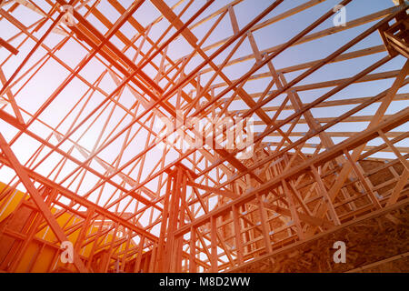 Dachkonstruktion aus Holz, symbolische Foto für Heim, Haus Gebäude neue home Bau Stockfoto