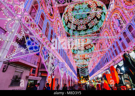 Millionen von bunten Lichtern in den alten Gassen der alten Europäischen Stadt während der Feier Stockfoto