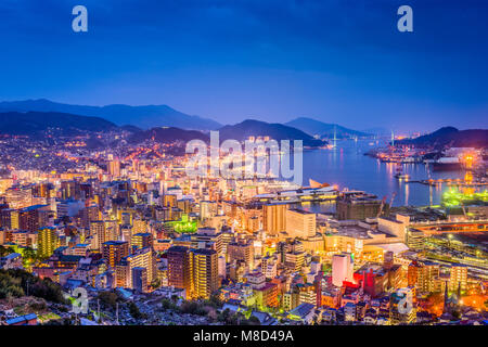 Nagasaki, Japan Skyline der Innenstadt über die Bucht von oben bei Nacht. Stockfoto