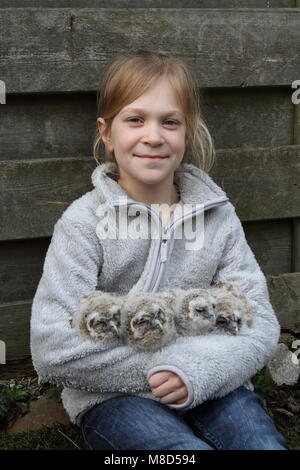 Meisje met donsjongen van de Bosuil; Mädchen mit Waldkauz Küken Stockfoto