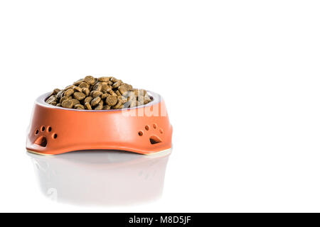 Keramische Schüssel mit getrocknetem Futter auf weißem Hintergrund Stockfoto