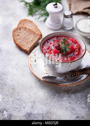 Traditionelle ukrainische Rote-Bete-Suppe Borschtsch Stockfoto