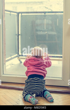 Baby Mädchen suchen über Balkon. Stockfoto