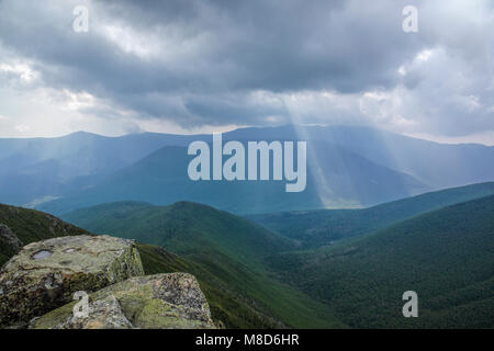 Sturm (Regen) Wolken verschlingen Owls Head Mountain vom Gipfel des Pemigewasset Bondlcliff Berg in der Wüste von New Hampshire während der Summe Stockfoto