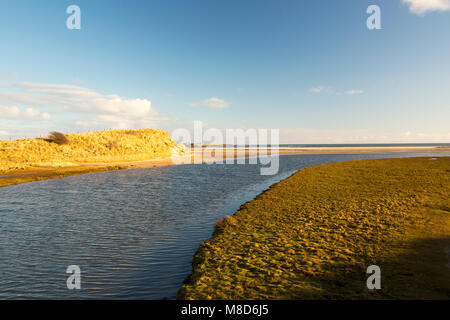 Brunton Brennen in das Meer in der Nähe von Beadnell, Northumberland, Großbritannien. Stockfoto