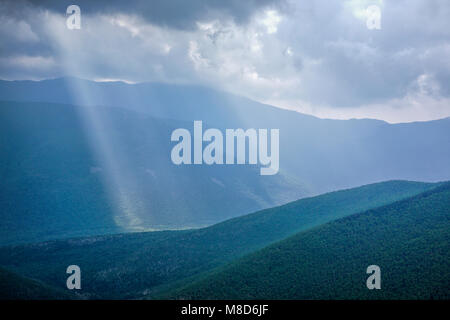 Sturm (Regen) Wolken der Franken Bach Tal der Pemigewasset Wilderness in New Hampshire verschlingen, während der Sommermonate. Diese Ansicht wird von der Stockfoto